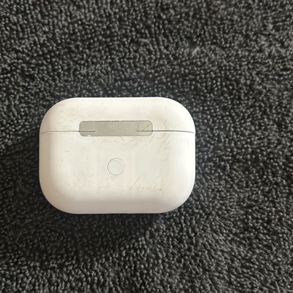These earbugs DO NOT come with charger - Picture 2 of 4